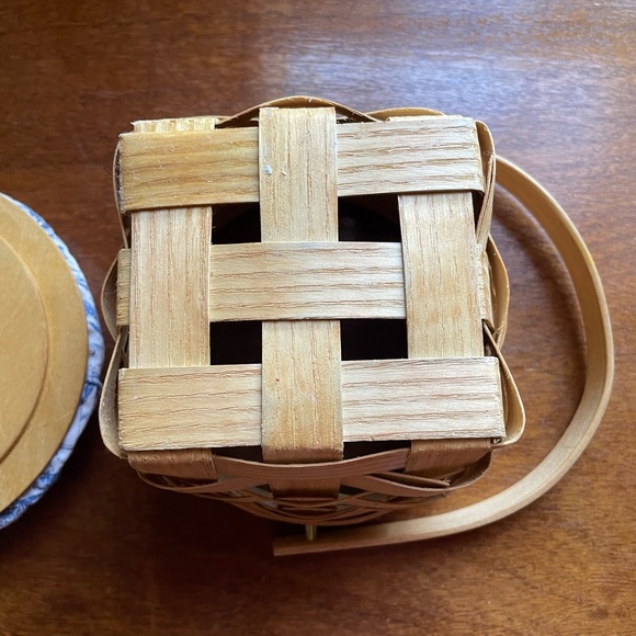 Peterboro Basket Co 5" Round Basket with Swing Handle and Lid - Picture 9 of 11